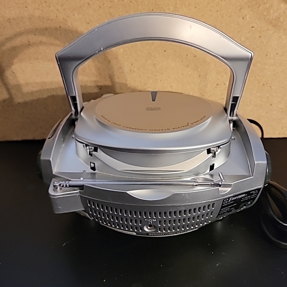 Emerson Portable Stereo am/fm Compact Disc Player - Picture 7 of 16